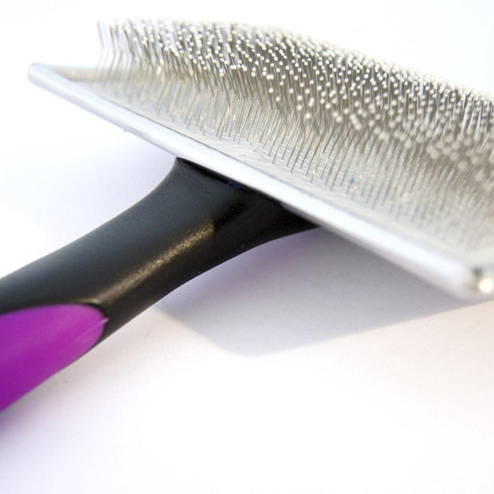 PROTECTED BRISTLE SLICKER BRUSH