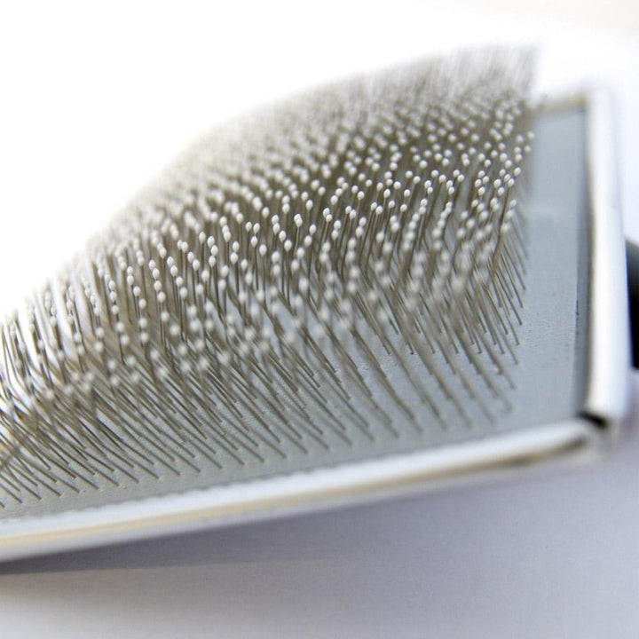 PROTECTED BRISTLE SLICKER BRUSH